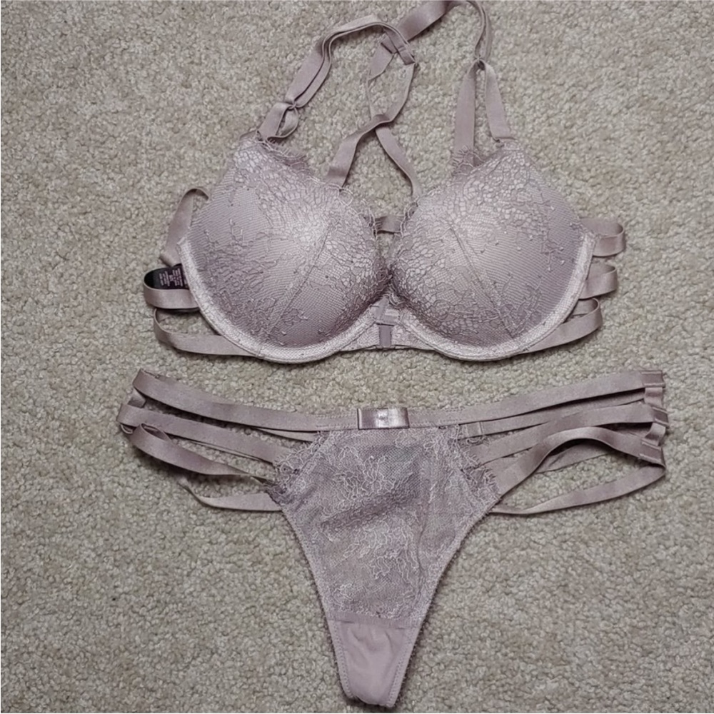 Very sexy strappy set!
